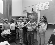 882009 Afbeelding van een muziekles in de Prinses Marijkeschool voor openbaar lager onderwijs (Dr. Max Euwestraat 2) te ...